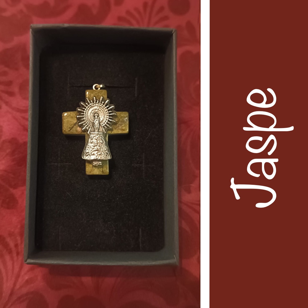 Cruz de Piedra de Jaspe (mismo tipo de piedra el Pilar original de la Virgen) con la Virgen del Pilar bañada en plata encima.