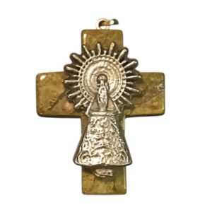 Cruz de Piedra de Jaspe (mismo tipo de piedra el Pilar original de la Virgen) con la Virgen del Pilar bañada en plata encima..